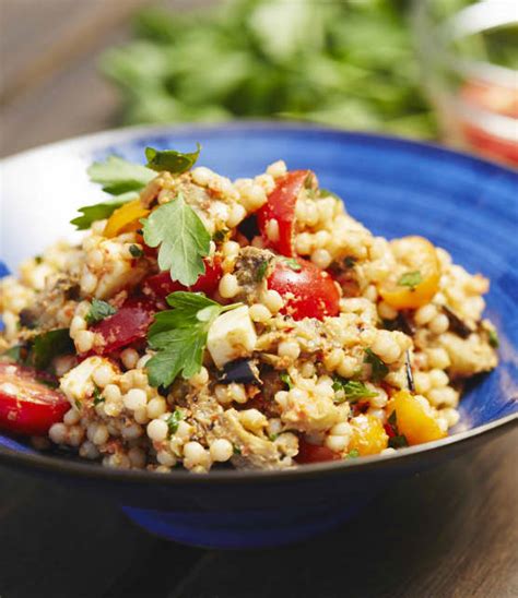 Pour deux personnes, faites bouillir une tasse d'eau salée. Meilleures recettes de couscous simples | Zeste