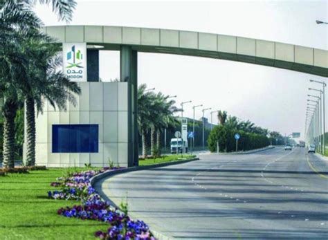 اليوم، التعليم العام مفتوح لكل مواطن سعودي من المرحلة الابتدائية حتى الجامعية.270 بالإضافة إلى مجانية التعليم في جميع المدارس الحكومية، الدولة تمنح علاوات مالية للطلاب (بنين وبنات) في بعض المراحل التعليمية، والتي تصل إلى ألف ريال شهريا في الكليات. أخبار اليوم «مدن»: بدء تخفيف المنع عن «صناعية الدمام ...