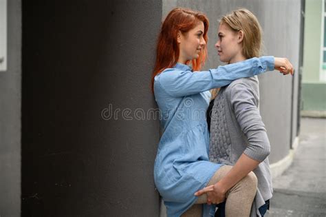 Liebende Lesbische Mädchen Stellung Auf Hintergrund Der Blauen Mauer Umarmen
