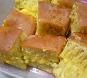 Gunakan api kecil dan adonan dimasukkan ke teflon saat teflon sudah dipastikan panas. Resep Membuat Martabak Manis Pisang Keju Lezat - BUKU ...