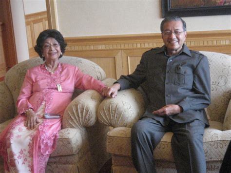 Savesave perdana menteri malaysia for later. Tun Siti Hasmah perli Rosmah Mansor apa tugas seorang ...