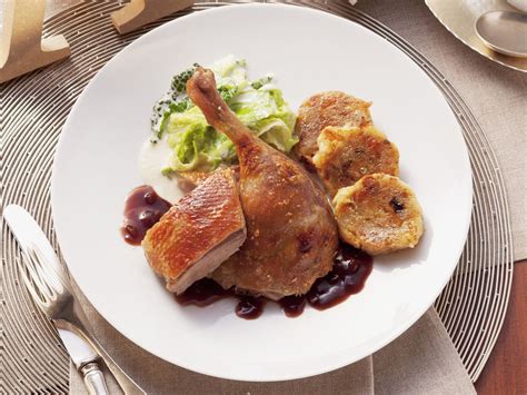 Gebratene Ente mit Zwiebelsoße Wirsing und böhmischem Knödel Rezept