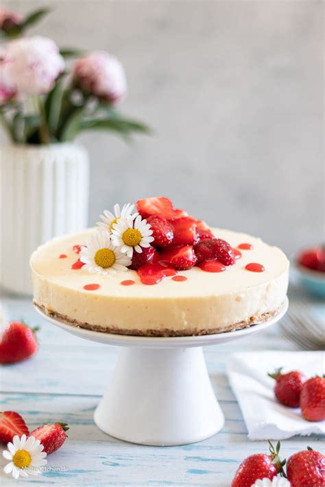 Dekoriert mit limettenscheiben und gesplitterten mandeln, verschönert die torte jede kaffeetafel. Fruchtiger Frischkäsekuchen mit Erdbeeren - ohne backen ...