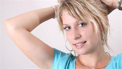 A good hair day is not complete without hair that smells good! How to Make Your Hair Smell Good | Dating Tips