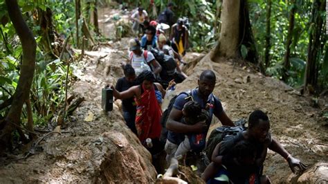 Migrantes Se Arriesgan A Cruzar La Selva Del Darién Para Llegar A
