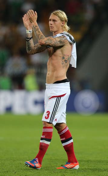 Euro 2020 already has its hero. Simon Kjaer and his beautiful body and body art ...