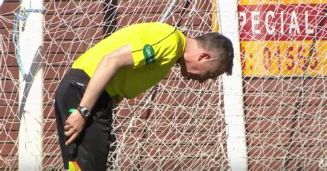 Rojadirecta, tarjeta roja, futbol en vivo, laliga de españa, serie a, premier league, uefa champions league, bundesliga y mucho mas. Un linier vomita en pleno partido y el árbitro le saca ...