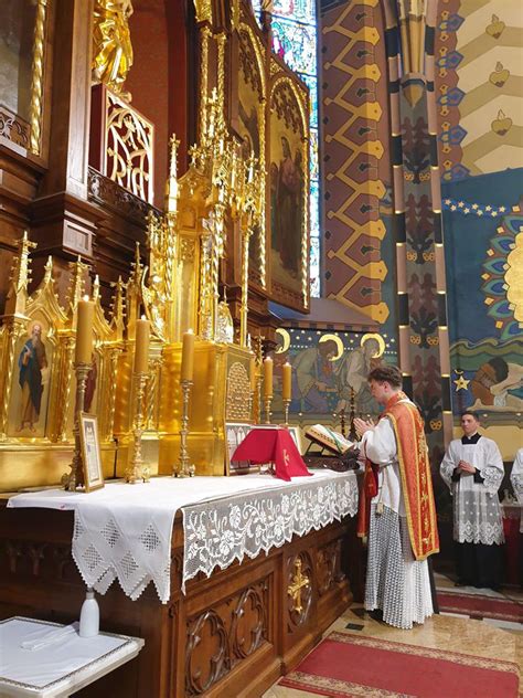 Terminem msza trydencka popularnie określa się tradycyjną mszę rzymską, która rozwijała się organicznie od starożytności i aż do końca lat 60. Msza Trydencka - Parafia pod wezwaniem Św. Bartłomieja w ...