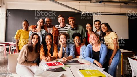 Photo Libre De Droit De Groupe Souriant De Jeunes Étudiants Traînant