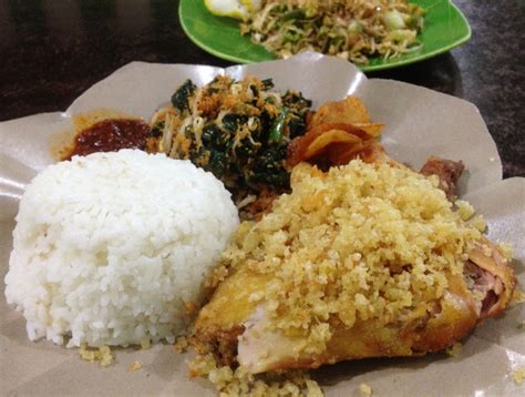 Kalau kamu cicipi satu per satu dengan banyaknya jenis mie ayam, pernah nggak kamu kepikiran buat bikin mie ayam sendiri di. Ayam Penyet Jakarta: Nasi Ayam Penyet Plus Urap yang Mantap