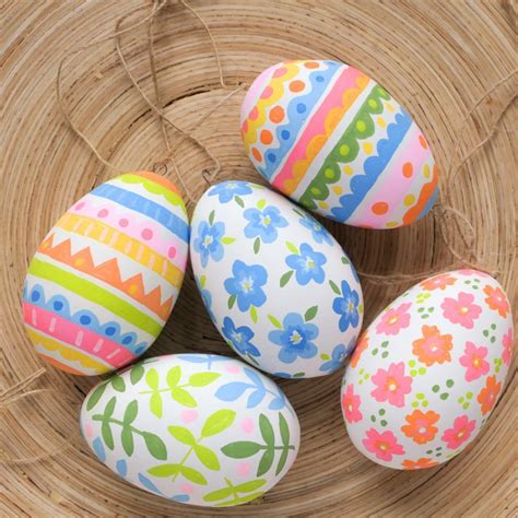 Decorating Easter Eggs Using Chalkola Markers