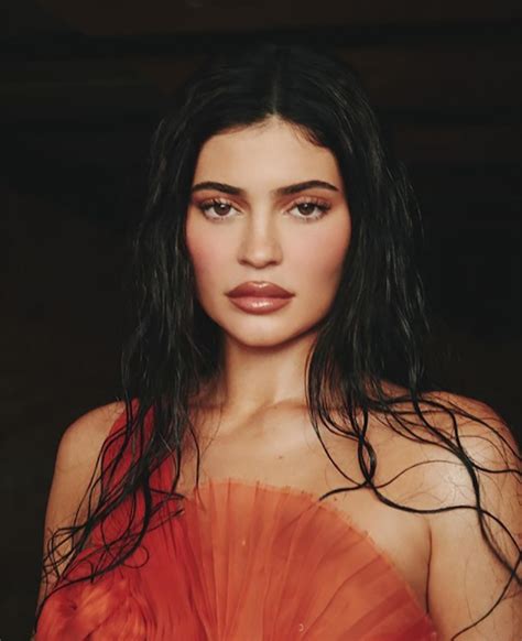 खून में सनीं Kylie Jenner ने शेयर की न्यूड फोटो यूजर्स ने जमकर सुनाई