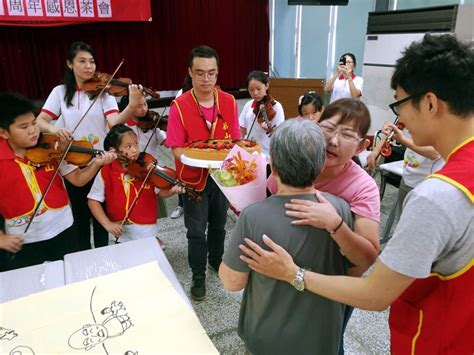 「大部分的患者是腦內黑質發生病變才罹病，所以又稱為『原發性帕金森氏症 (idiopathic parkinsonism)』。 另外，40歲之前也有可能罹患帕金森氏症，醫學上稱為『早發性帕金森氏症 (early onset parkinsonism)』，這種案例較不常見，但如果有動作變得緩慢、肌肉僵硬症狀，還是要就醫比. 母兼父職照顧罕病女兒 自己也病倒 - 生活 - 中時