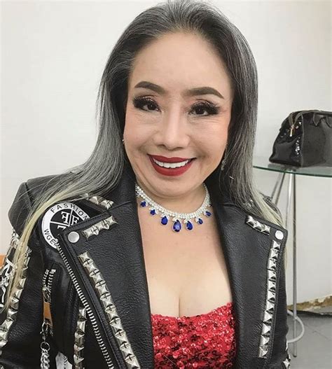 ลีน่าจัง เผยเหตุด่าหนุ่มส่งพิซซ่า เพราะพูดจาไม่ดี ซ้ำไม่ยอมขอโทษ หนุ่มส่งพิซซ่าโต้ถูกด่าถึงพ่อแม่ก่อน จึงเรียกลีน่าจัง ป้า ร้านปฏิเสธ. "ลีน่าจัง" ด่ากราด ตร.หนุ่ม ล็อกล้อ ลั่น!! ขนาดนายกฯกูยัง ...