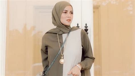 5 Ootd Hijab Olla Ramlan Yang Super Simpel Tapi Tetap Stylish Okezone Lifestyle