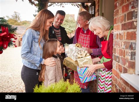 Familia Ser Saludado Por Los Abuelos Como Llegan Para Visitar El Día De