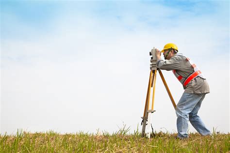 Land surveyors make precise measurements to determine the exact boundaries of properties. Topographe : salaire, études, rôle, compétences - RegionsJob