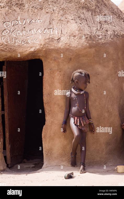 Namibia Africa Nomadic Himba Tribe Fotos Und Bildmaterial In Hoher