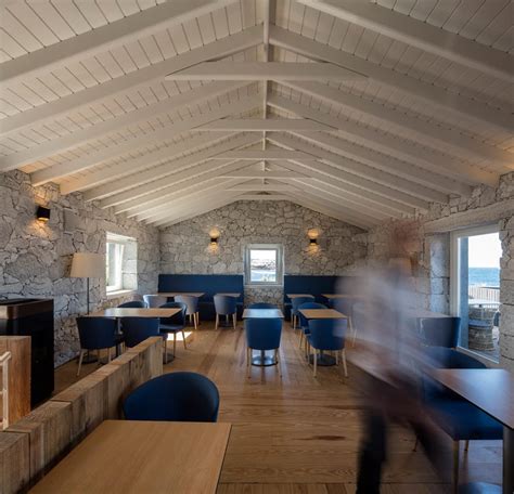 Dabei gilt es, die rahmenbedingungen für eine gute wohnraumversorgung und intakte städte zu schaffen. bauen mit holz und stein_interieur von restaurant bar CELLA in portugal - fresHouse