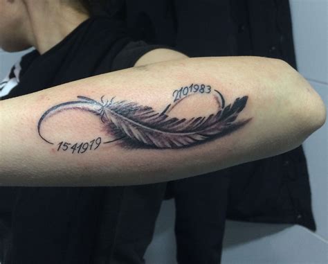 Tatuaje De Una Frase Con Una Pluma En El Antebrazo Tatuajes De Plumas