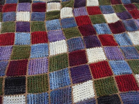 Con l'arrivo dell'inverno ci copriamo di più, magari provando a realizzare una mantella di lana ai ferri. Le coccole di Maria Gio: Coperta in lana alpaca a scacchiera