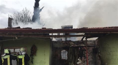 Tek katlı ev yangında kullanılamaz hale geldi Türkiye Gazetesi
