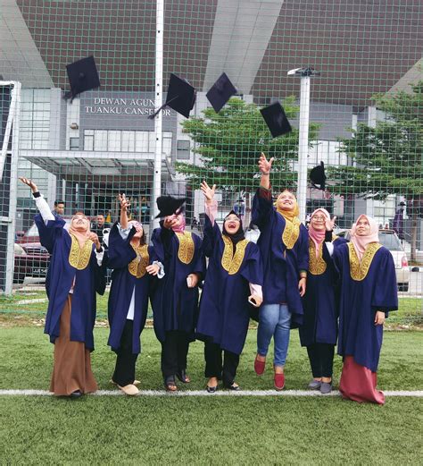 Lately, aku busy dengan urusan konvokesyen aku sambil tiada masa nak update blog. Mazni Munawar: Dah konvo diploma!