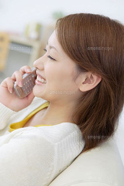 携帯電話で話している女性[11004029608]｜ 写真素材・ストックフォト・画像・イラスト素材｜アマナイメージズ