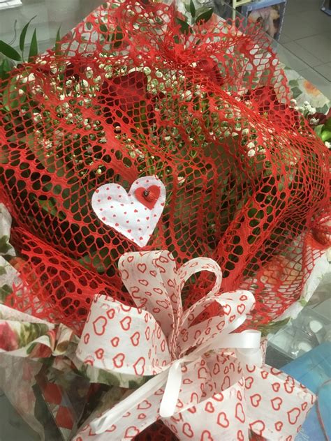 Il mazzo di rose è il modo più tradizionale e intramontabile per esprimere svariati sentimenti: Mazzo Floreale da regalo con 12 Rose rosse "Red Love ...