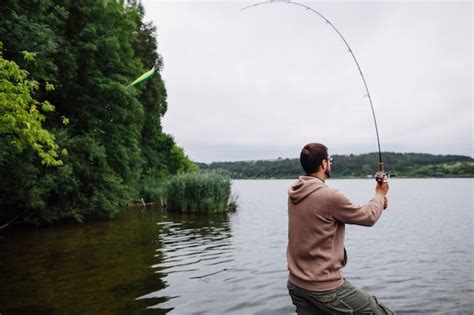 Vista Lateral Del Hombre Pescando En El Lago Foto Gratis