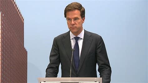 Tijdens een persconferentie, tijdens de persconferentie, . Bekijk de hele persconferentie van premier Rutte | NOS