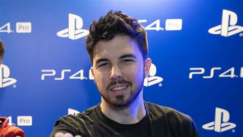 Hoy en día el término youtuber está de moda y es común escucharlo en todas las personas, especialmente en los más jóvenes este joven empezó con su canal llamado willyrex sin tener idea siquiera los alcances que iba a lograr, llegó a publicar más de 3000 vídeos en el año. Vegetta777, Lolito y sobre todo WillyRex la lían en Karmaland | FLOOXER NOW