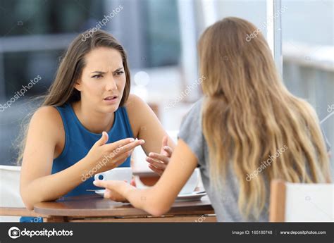 Qual a influência das tomadas de decisão para uma organização? Imágenes: chicas hablando | Dos chicas hablando seriamente en una cafetería — Foto de stock ...