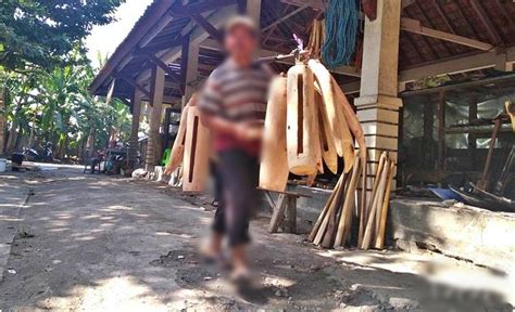 Penerapan dari teknik cukil kayu, linoleum dan logam sebenarnya sama saja satu dengan yang lainnya, dimana yang membedakan untuk mulai mencoba proses teknik ini, medium yang paling mudah digunakan adalah medium kayu. Mengenal 30+ Alat Komunikasi Tradisional & Modern- Sindunesia