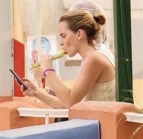 Emma Watson Looking Like A Pro With That Ice Cream Rstrokeittocelebs
