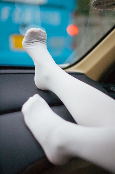 무료 이미지 소녀 화이트 차 피트 유리 귀엽다 다리 초상화 손가락 색깔 푸른 니콘 닫다 팔 생명