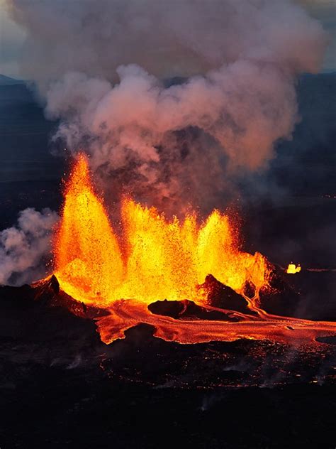 10 Stunning Photos Of Icelands Largest Volcanic Eruption