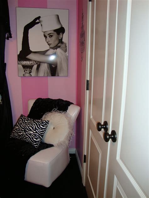 Nothing says old hollywood glamour like a building named after a movie star! Hollywood Glamour Bedroom - Design Dazzle