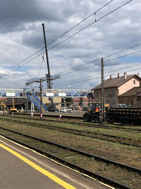 Ułożono już ścianki peronowe, oraz trwa montaż wiaty. Rozpoczął się demontaż zabytkowej kładki na stacji Rzeszów ...