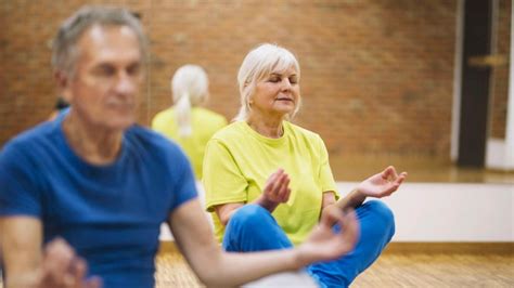 Yoga Para Adultos Mayores En Casa 5 Posturas Para Mejorar La