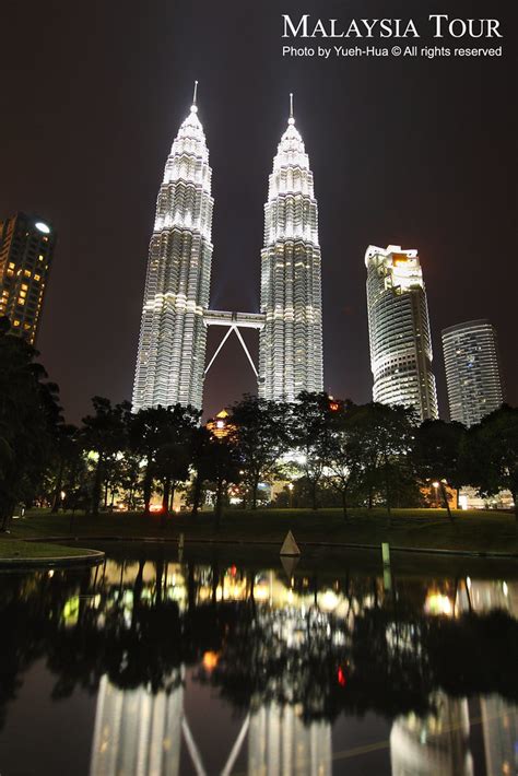 The petronas twin towers located in klcc, kuala lumpur are twin skyscrapers with each tower standing 451.9 meters proud. Petronas Twin Towers (KLCC) at Night, Malaysia | 雙峰塔 (雙子星 ...