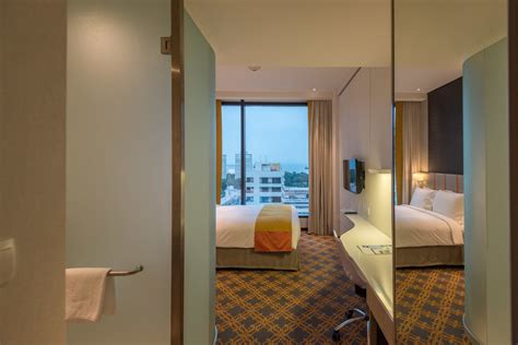 Üstelik hepsi de yürüme mesafesinde. Hotel Review: Holiday Inn Express Singapore Katong ...