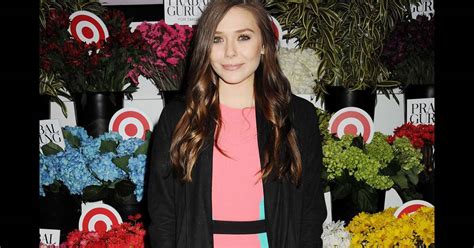 Elizabeth Olsen Opte Pour Une Robe Corail Et Turquoise Issue De La