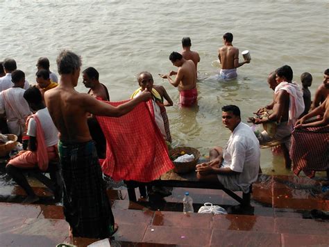 Asim Bandos Kolkata Blog Mahalaya Tarpan At Ahiritola Ghat