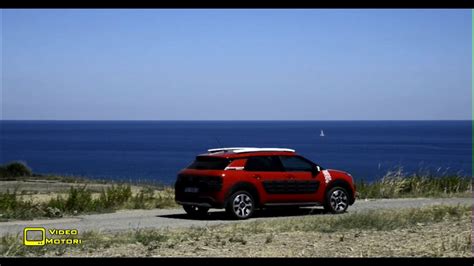 Citroën c4 cactus rip curl intègre des coques de rétroviseurs blanches, des barres de toit blanches ainsi qu'un adhésif blanc brillant mêlant des motifs géométriques au logo rip curl et venant signer verticalement l'aile avant. Citroen C4 Cactus Rip Curl - YouTube