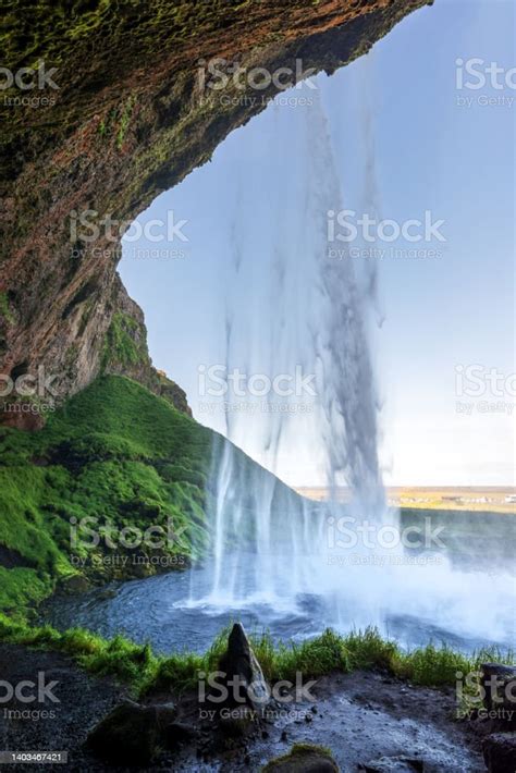 Spaziergang Hinter Dem Seljalandsfoss Wasserfall Im Sommer Island Stockfoto Und Mehr Bilder Von
