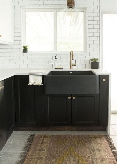 Modern farmhouse style is the perfect aesthetic! Kitchen sink #Modernkitchenpantry | Black appliances ...