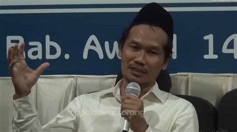Kiai dengan nama asli ahmad bahauddin nursalim itu dikenal sebagai ulama muda dengan otak cemerlang. Kata Kata Mutiara Gus Baha - gambar status wa