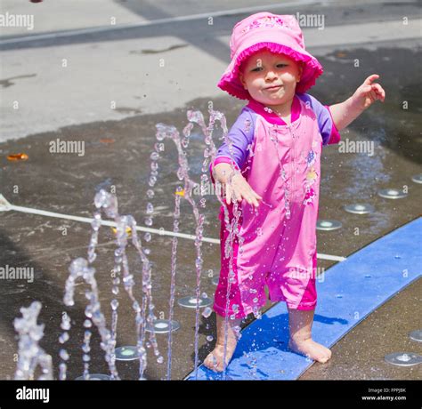 Niño Jugando Con Agua Fotografías E Imágenes De Alta Resolución Alamy