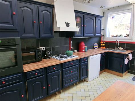 Modele de cuisine taupe avec des elements deco en noir et blanc. Avant/après - La semaine des 4 jeudis | Repeindre meuble ...
